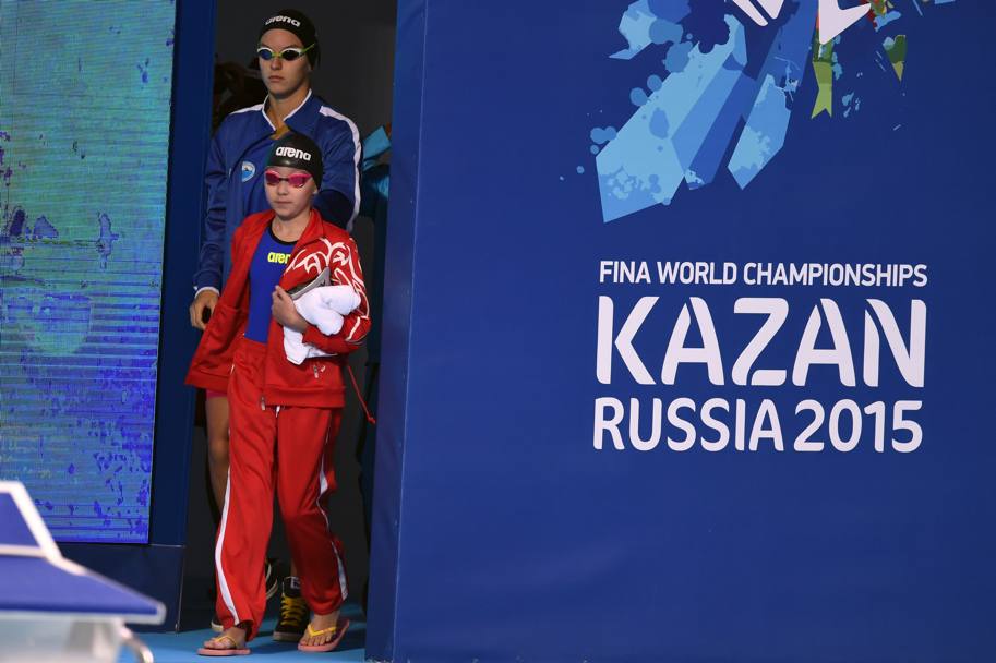 Mondiali di Nuoto 2015, Kazan, Russia. la piccola Alzain Tareq di soli 10 anni proveniente dal Bahrain si dirige verso i blocchi per la batteria dei 50m farfalla. (Getty Images)
